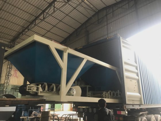 油圧振動透水ブロック機械