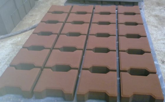 ドイツ技術のサーボモーターを搭載した油圧振動セメントブロックレンガ機械