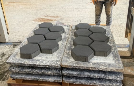 Block making machine with batching