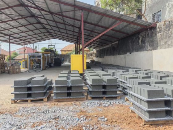 Block making machine with batching