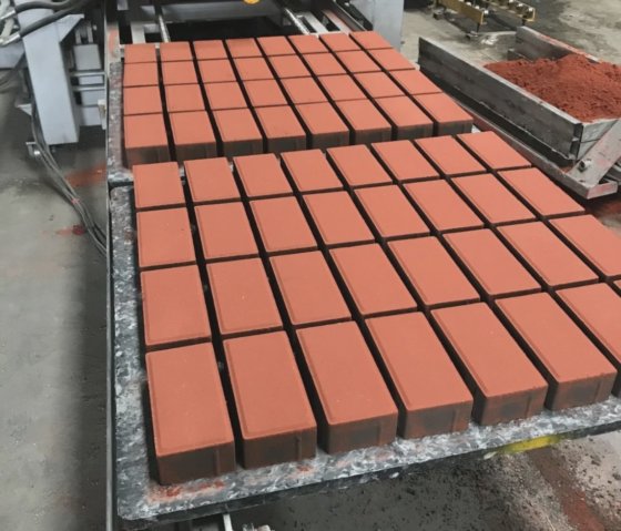 コンクリートブロック製造機用のグラスファイバーパレット