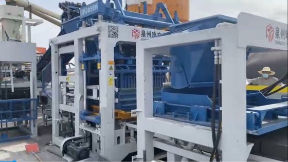 Block making machine with batching
