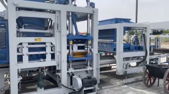 Block making machine with batching