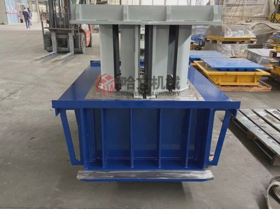 炭化処理を施したコンクリートブロック機の型をカスタマイズする