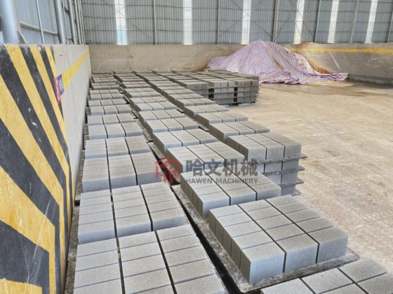 コンパクトで効率的なソリューション、複数の生産ラインに対応したブロック製造機