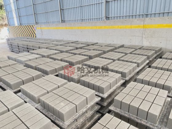 コンパクトで効率的なソリューション、複数の生産ラインに対応したブロック製造機