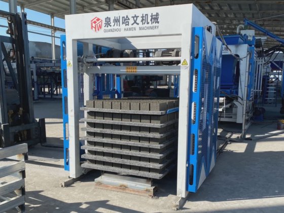 コンパクトで効率的なソリューション、複数の生産ラインに対応したブロック製造機