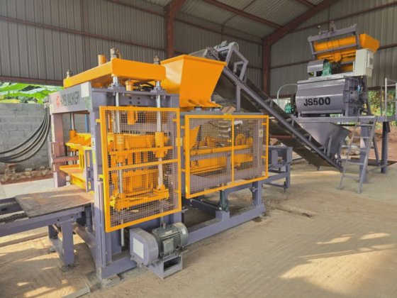 Block making machine with batching