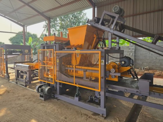 Block making machine with batching
