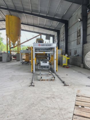 Block making machine with batching