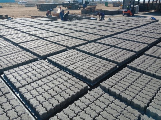 Block making machine with batching