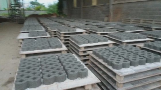 アフリカで販売されている広く使用されているインターロッキングセメントコンクリートハローブリックブロック製造機の価格