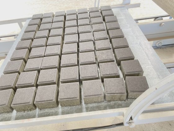 粗い質感の歩道用コンクリート舗装レンガ製造機