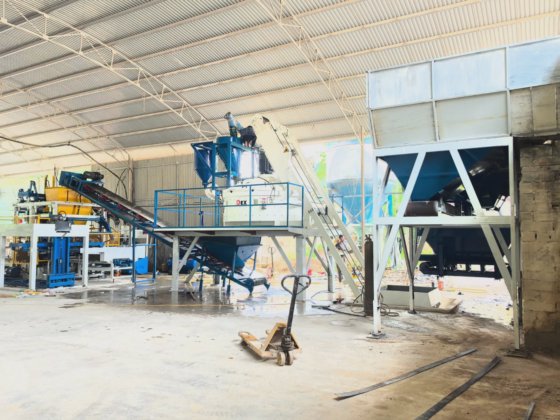 Block making machine with batching