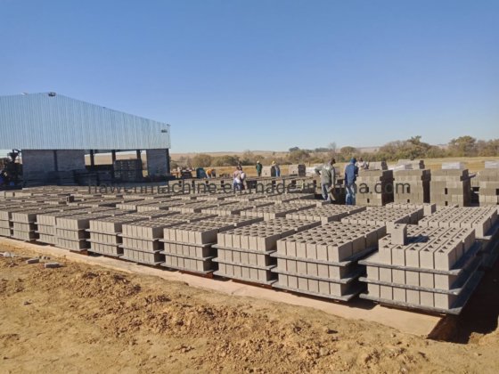 ドイツの技術による自動ブロック機、レンガ製造機、舗装石製造機、縁石製造機、ホットセールの建設機器