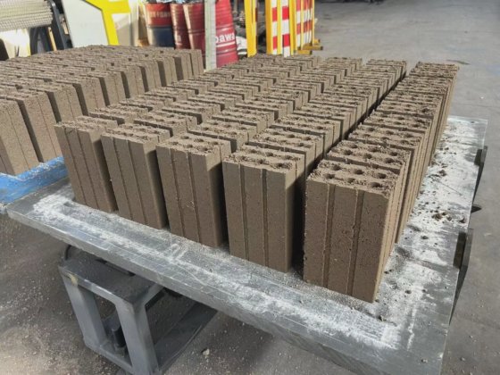 コンクリートホローブロック、ソリッドレンガ、カーブストーン製造機械