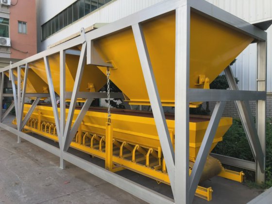 中国の供給者の集約バッチングシステム 2 ブロック成形機用ホッパー