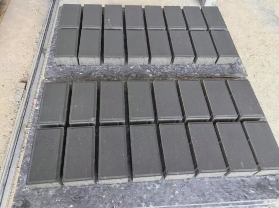 自動カラー舗装ブロック製造機、統合混合および積み上げシステム付き