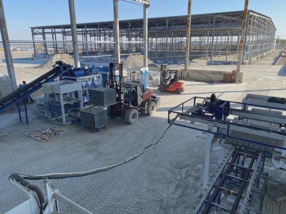 舗装用機械 固形レンガ成形機