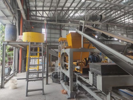 インドのフライアッシュセメントハローブロックソリッドレンガ製造機