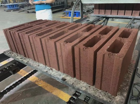 インドのフライアッシュセメントハローブロックソリッドレンガ製造機