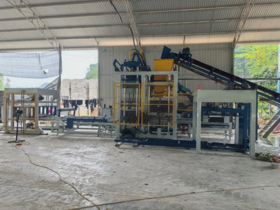 Block making machine with batching