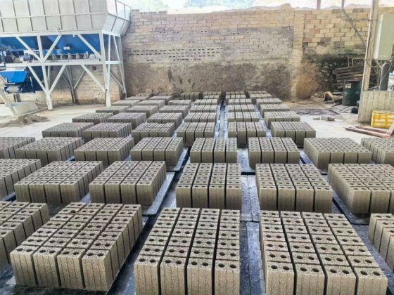 Block making machine with batching