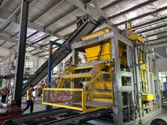 Block making machine with batching