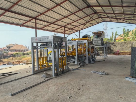 多機能アウルディスとコンクリートレンガプレス