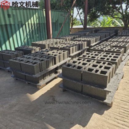 エネルギー効率の良いコンクリートブロック製造プロセス、リビア向けのレンガ舗装石製造機械