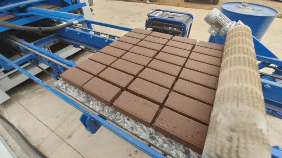 ホットセールの建設機械 自動レンガブロック舗装機械