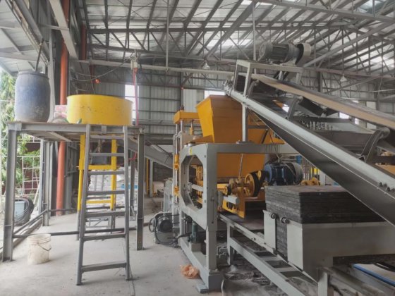 ジンバブエ用小型自動ブロック製造機