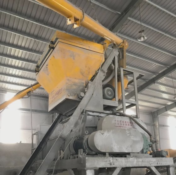 Block making machine with batching