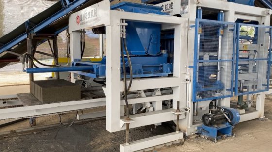 Qt8-15 シリアでの穴あきおよび固体ブロック用のホットセリングの水圧セメントレンガ機械