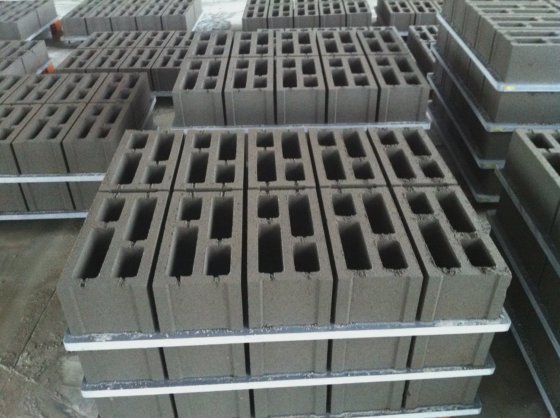 コンクリートブロック製造機用PVCパレットの生産ボード