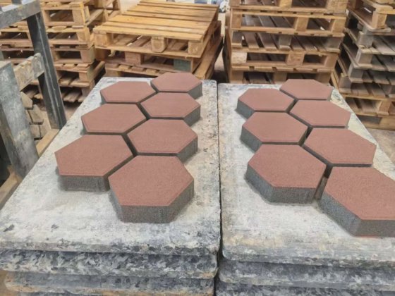 高効率でインターロッキングコンクリートパバーを生産するための完全自動ブロック製造機