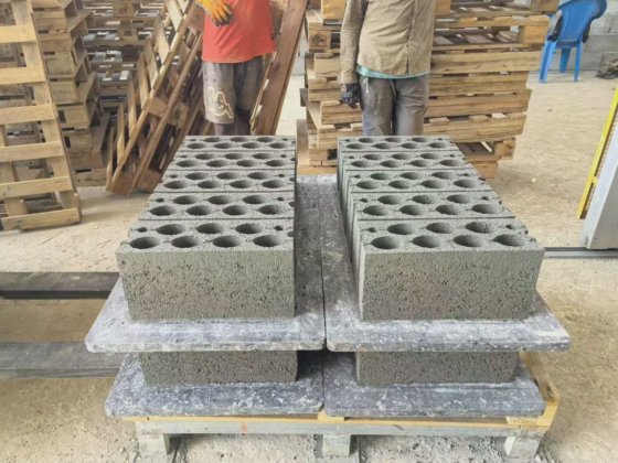 高効率でインターロッキングコンクリートパバーを生産するための完全自動ブロック製造機