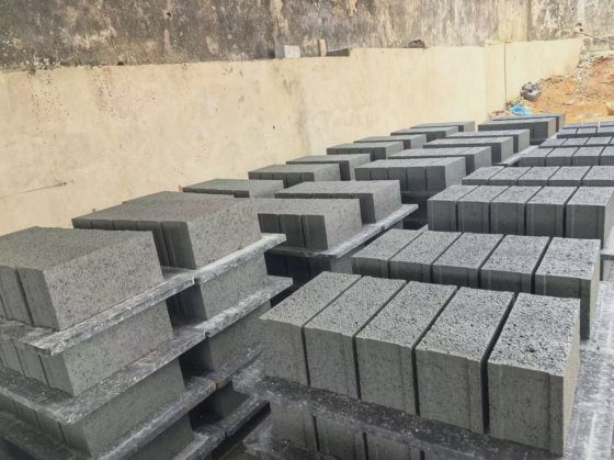 高効率でインターロッキングコンクリートパバーを生産するための完全自動ブロック製造機