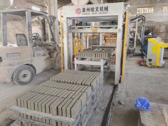 柔軟で革新的なシステム、さまざまな環境に適したブロック製造機