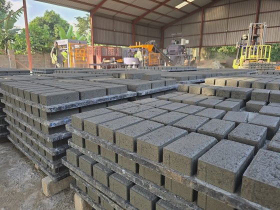 Block making machine with batching