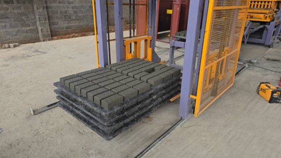 Block making machine with batching