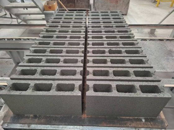 Block making machine with batching