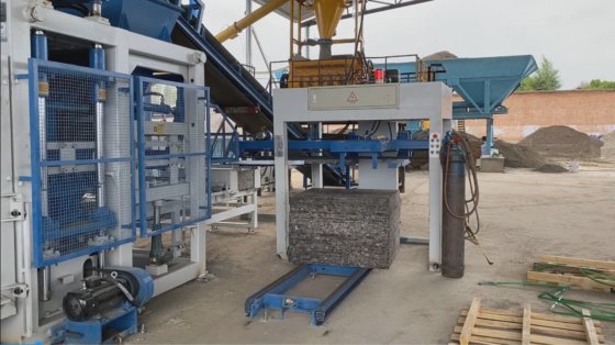 Machine de fabrication de briques