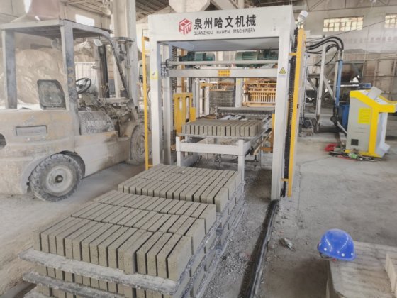 ナイジェリア供給コンクリートブロック舗装材レンガ製造機 中国から