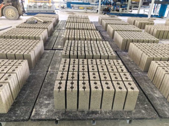 高度な油圧振動システムによる強力で滑らかなレンガブロック製造機