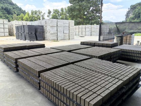 高度な精密設計の設備による柔軟なコンクリート生産ブロック製造機