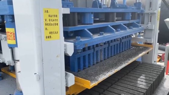 Block making machine with batching