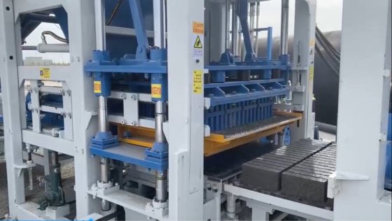 Block making machine with batching