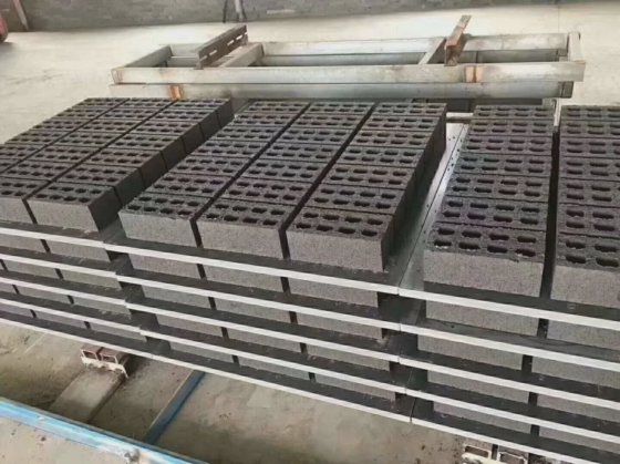 完全自動コンクリート中空舗装レンガ製造機械ブロック成形