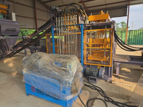 Block making machine with batching